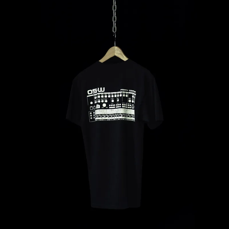 TR909 tee van achteren gezien