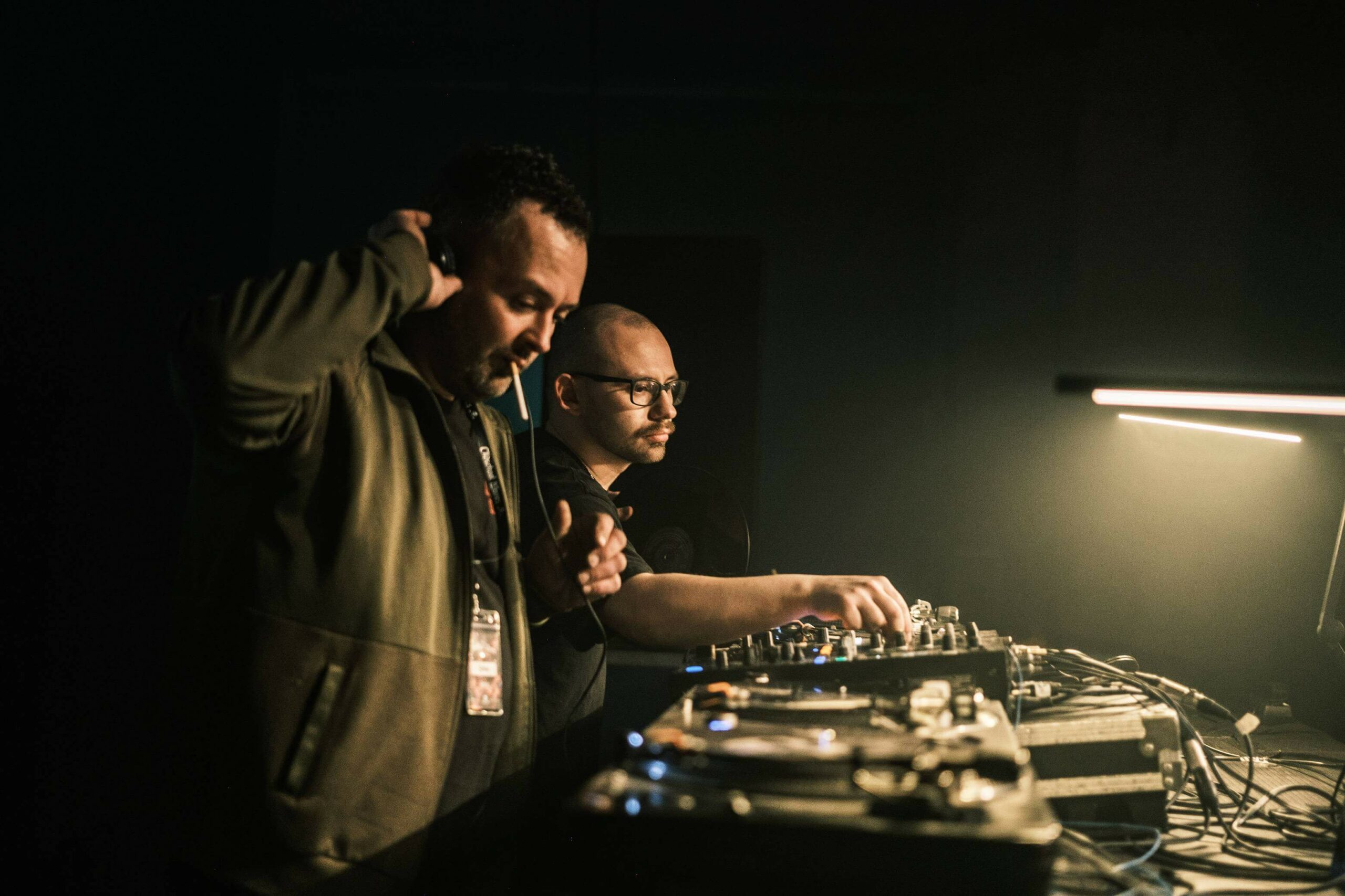 Oldschool Waves - Party 02 photos de l'artiste Uost et Stroke vu de droite lors de leur B2B